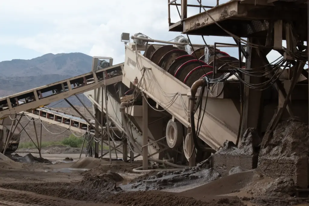 Ground view of an aggregate washing machine with conveyor belts.